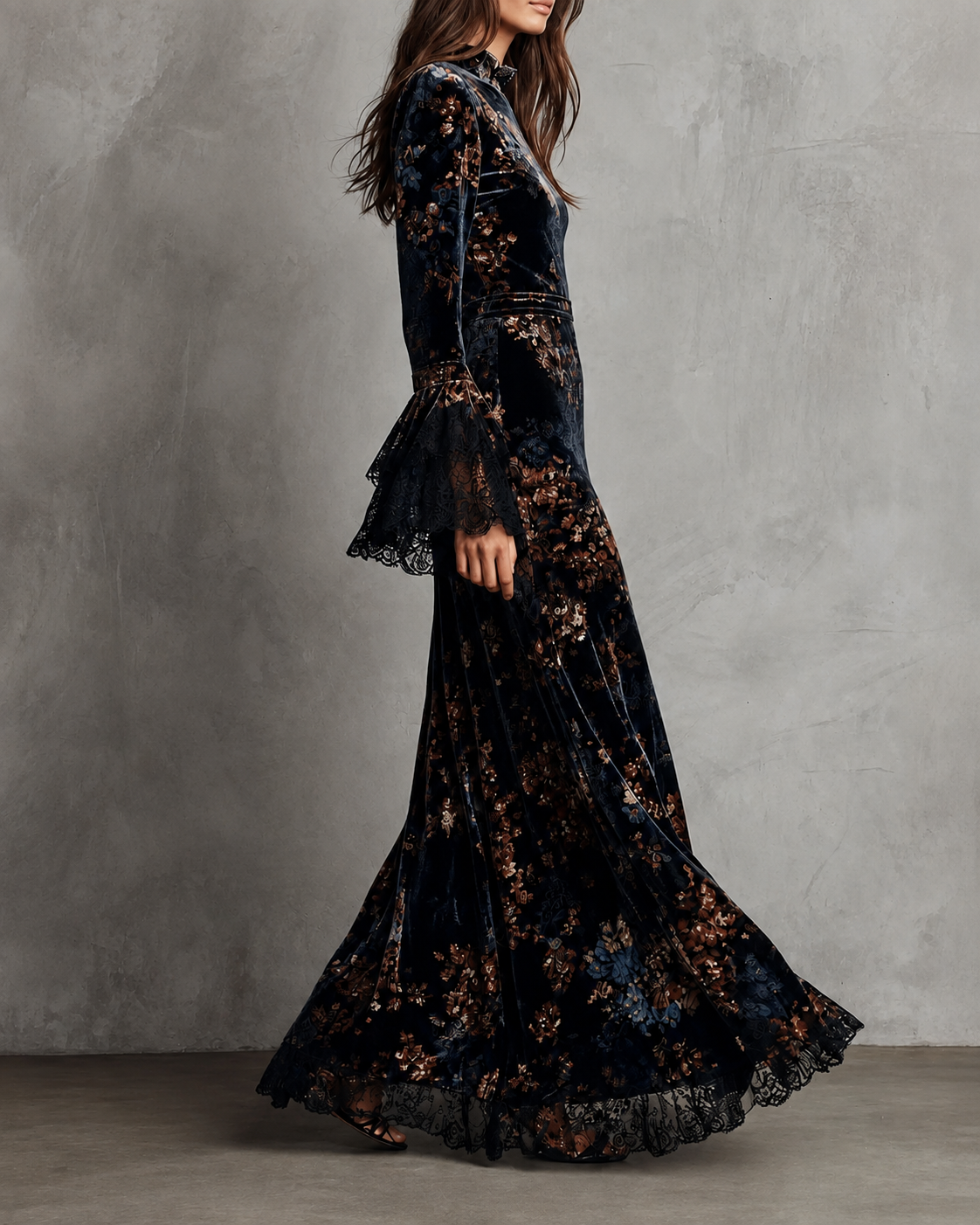 Vestido con estampado floral y mangas acampanadas con ribete de encaje