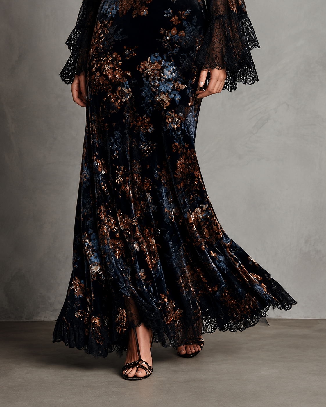 Vestido con estampado floral y mangas acampanadas con ribete de encaje