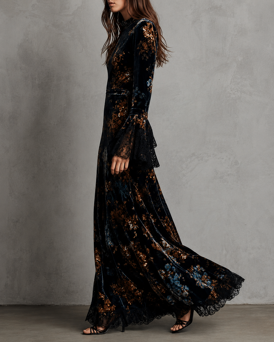 Vestido con estampado floral y mangas acampanadas con ribete de encaje