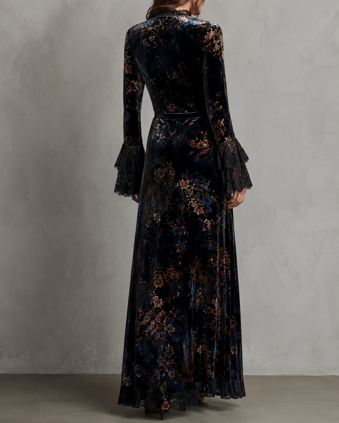 Vestido con estampado floral y mangas acampanadas con ribete de encaje
